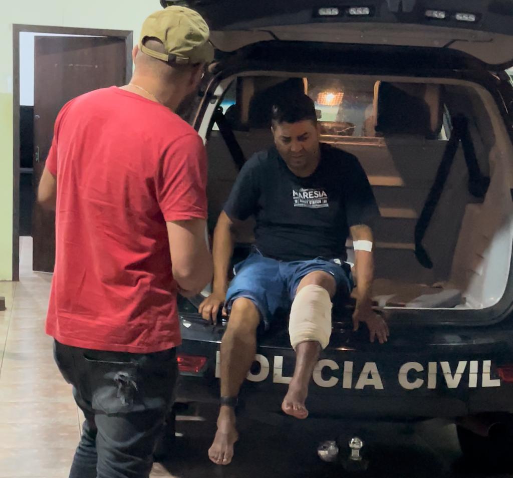 Claudineis da Silva Flor de 39 anos, conhecido por Chumbinho chegando na Delegacia de Polícia - Foto: Jornal da Nova