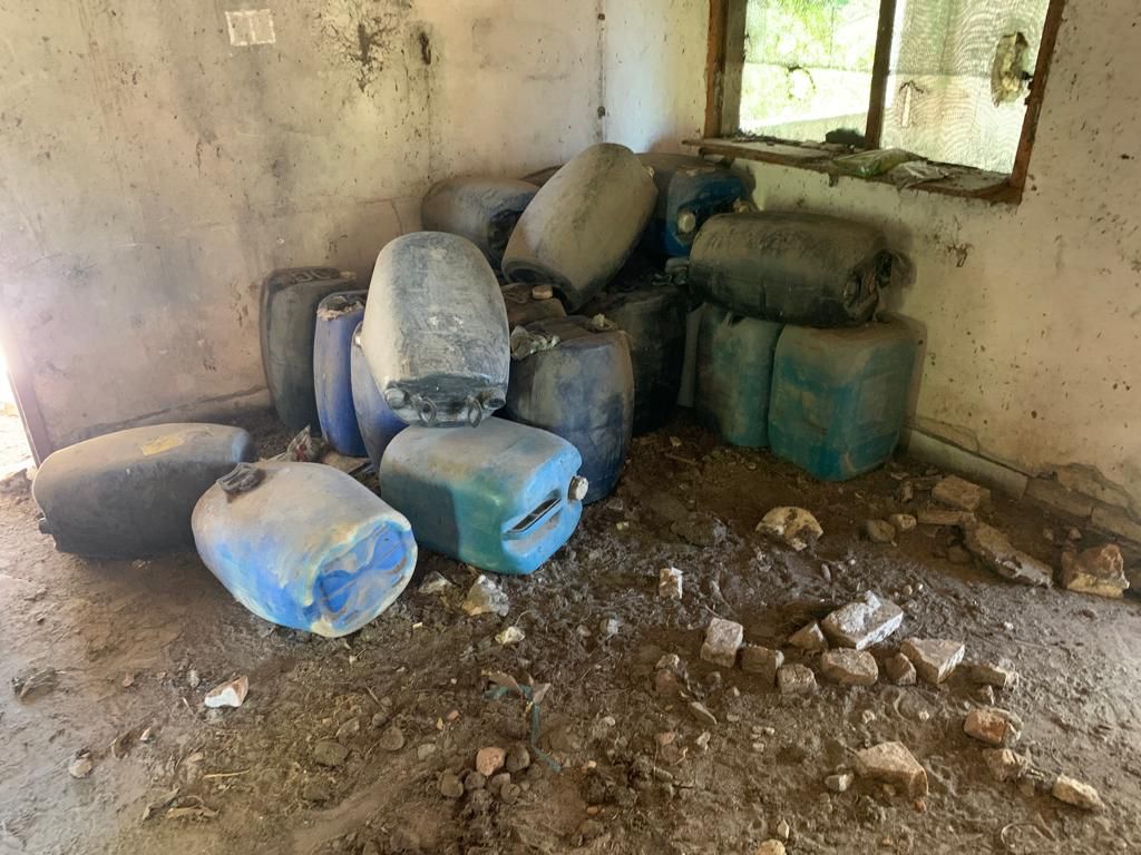 Tambores de combustível encontrados no local para reabastecimento - Foto: Dracco/Divulgação