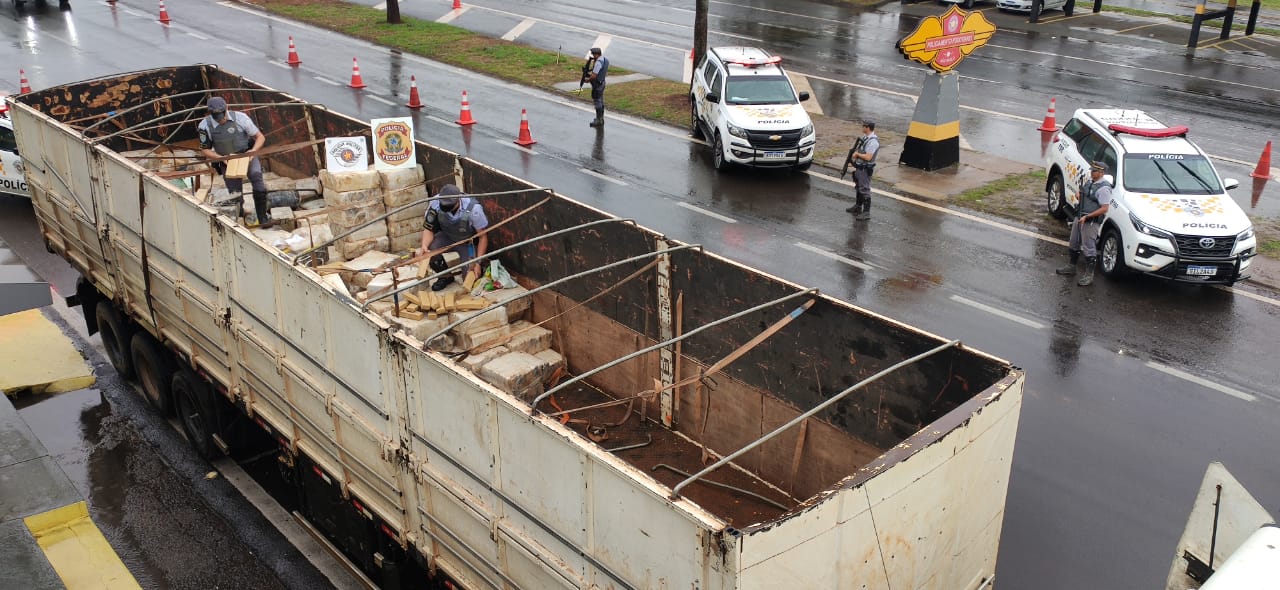 De acordo com a Pol&iacute;cia Rodovi&aacute;ria, o caminh&atilde;o seguia da cidade de Maracaju com destino a S&atilde;o Paulo (SP) - Foto: WhatsApp/Jornal da Nova