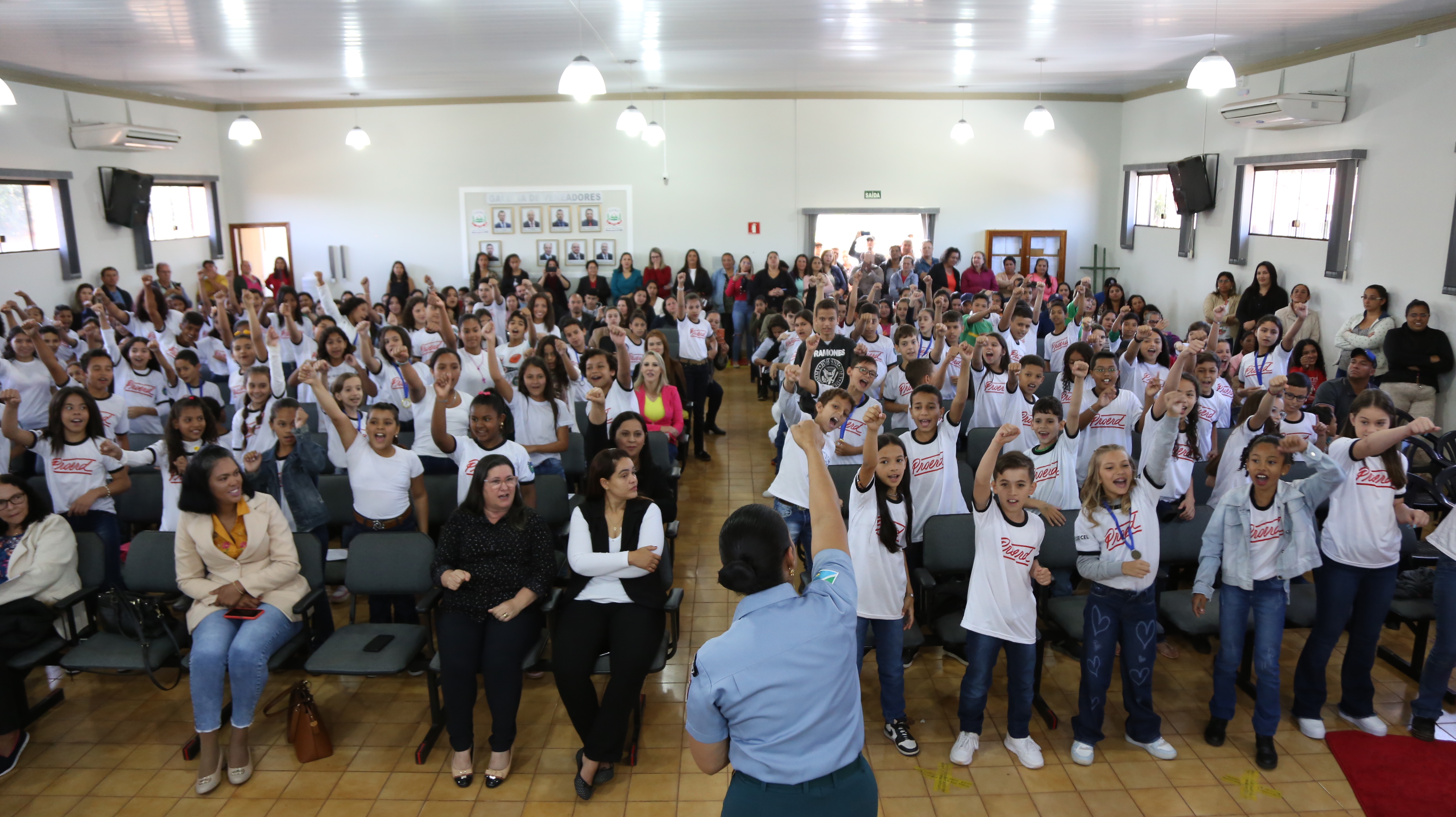 Instrutora Marcia Breguedo e estudantes agitaram a Câmara com a Canção do Proerd, clássico do programa desde a década de 90 / Imagem: Jeferson Souza 