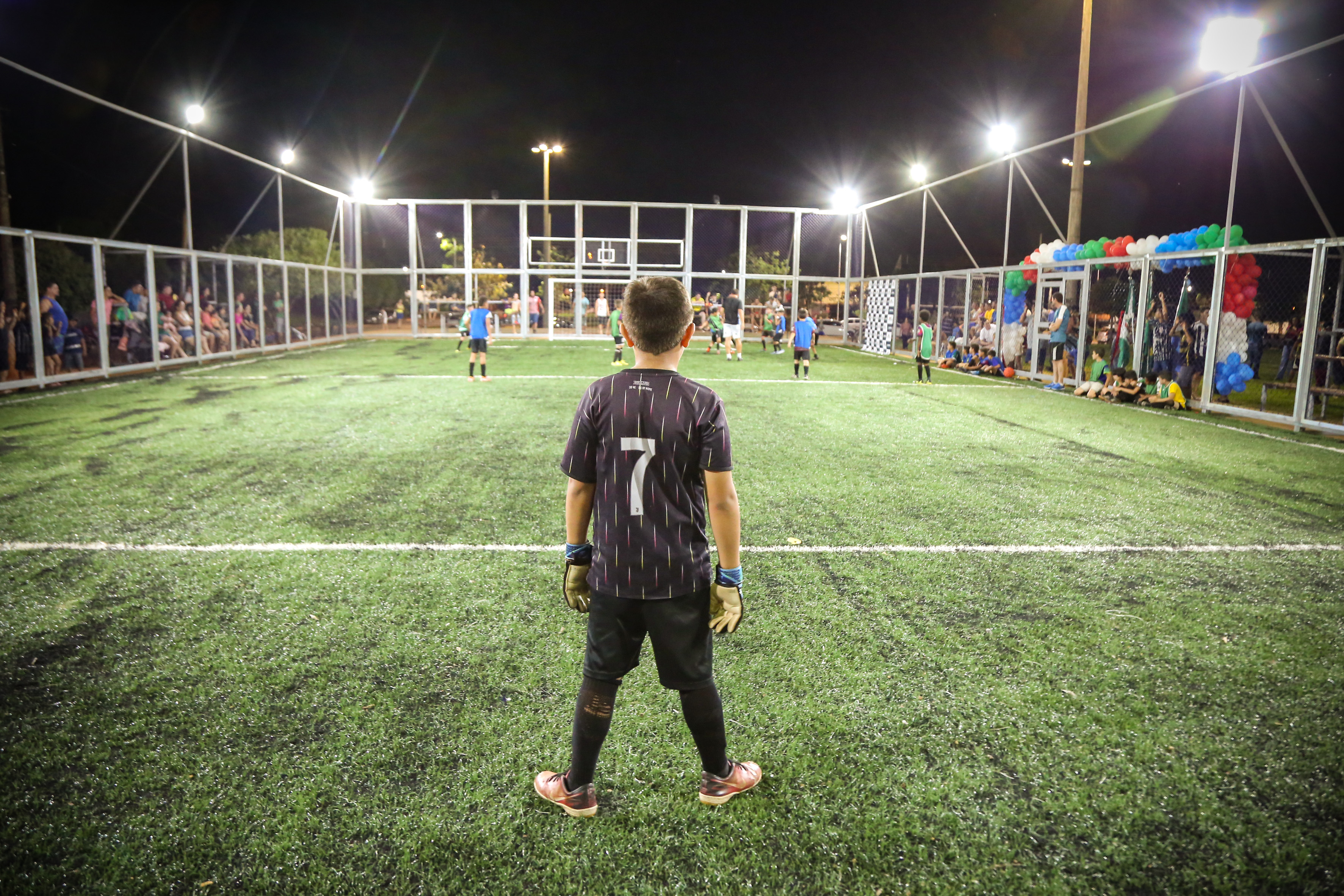 Bola rolando: partida de futebol entre crianças estreou gramado da arena - Foto: Prefeitura de Batayporã