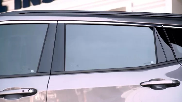 Pel&iacute;cula 'espelhada' ou opaca &eacute; proibida em qualquer vidro do autom&oacute;vel, segundo legisla&ccedil;&atilde;o - Foto: Reprodu&ccedil;&atilde;o