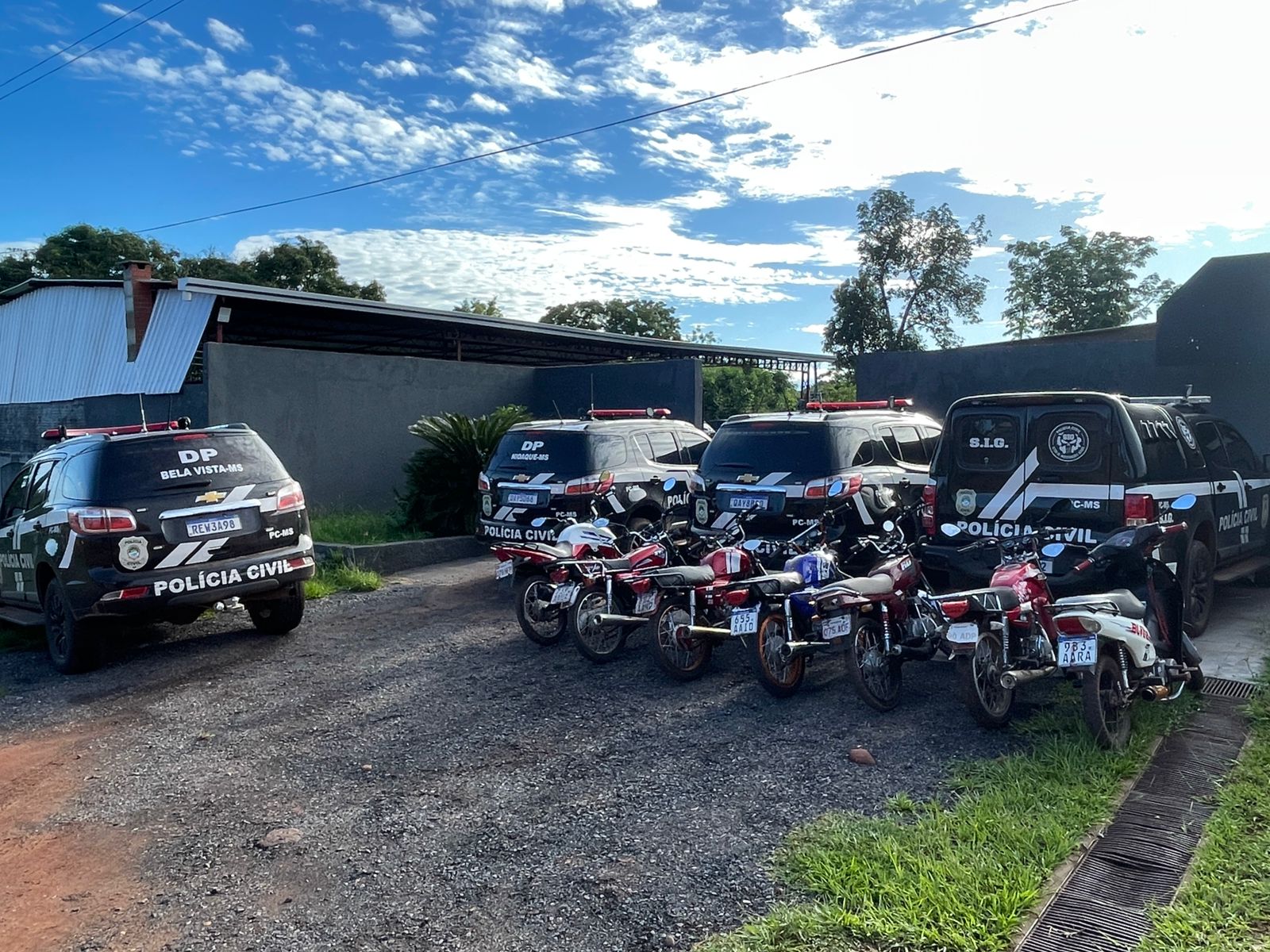 Motocicletas apreendidas durante a operação - Foto: Polícia Civil/Divulgação