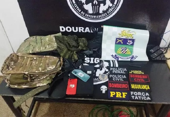 Etiquetas, rastreadores e celulares apreendidos na casa de falso policial - Foto: Adilson Domingos/Campo Grande News 