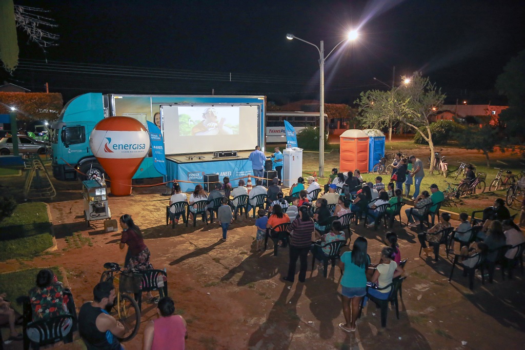 Sess&atilde;o de cinema ao ar livre atraiu fam&iacute;lias - Foto: Prefeitura de Bataypor&atilde;