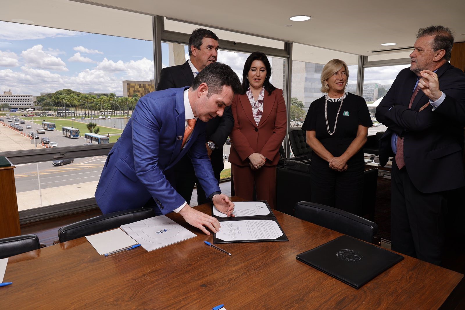 Momento da assinatura do conv&ecirc;nio - Foto: Marcelo Camar&aacute;/Minist&eacute;rio das Cidades