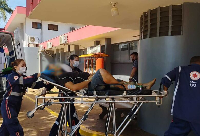 Momento que Adriel Ferreira Leão, de 20 anos foi socorrido - Foto: Osvaldo Duarte/Dourados News